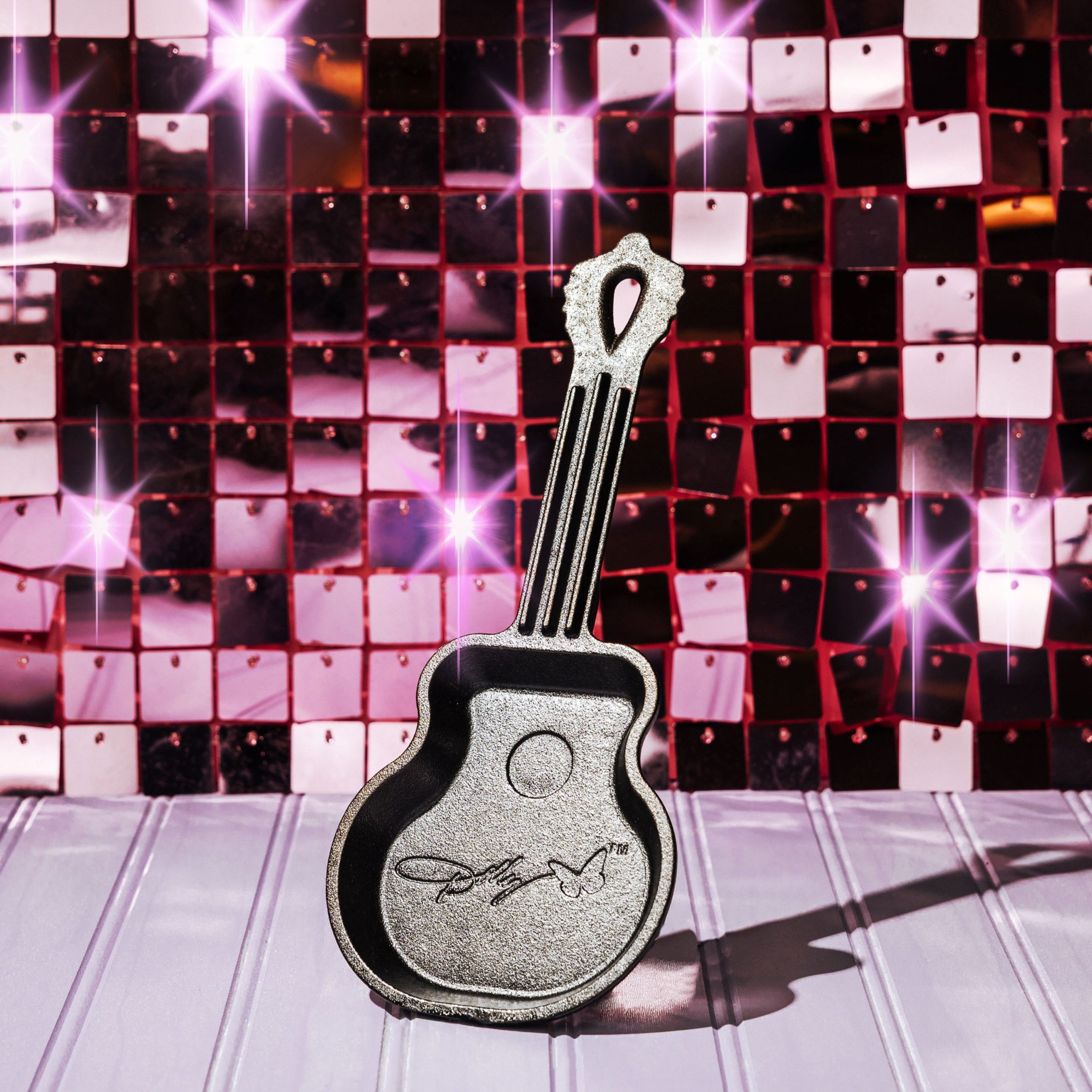 Dolly Parton Rockstar Guitar Mini Skillet - Lodge